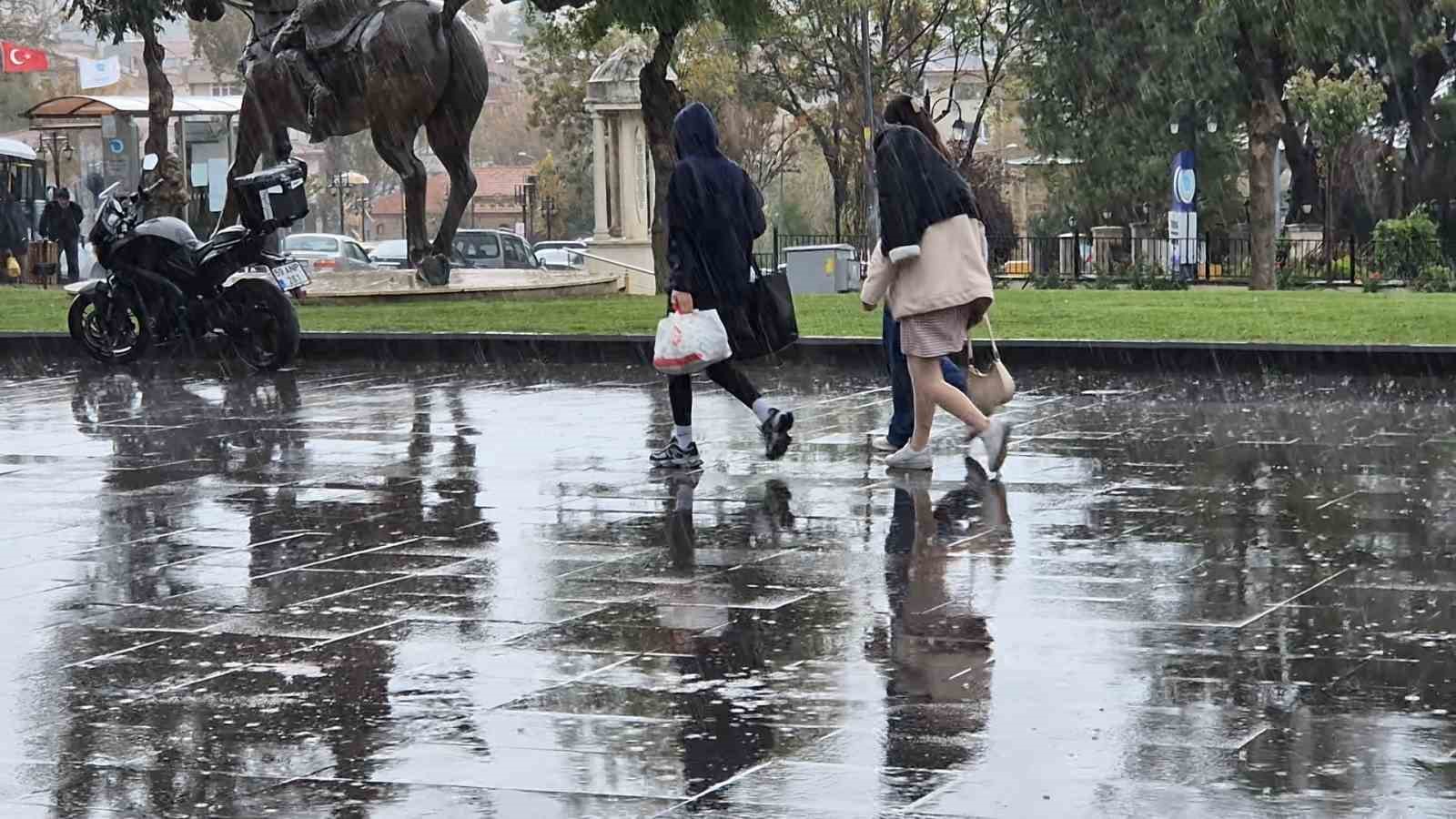 tekirdagda saganak yagista vatandaslar kacacak yer aradi 0