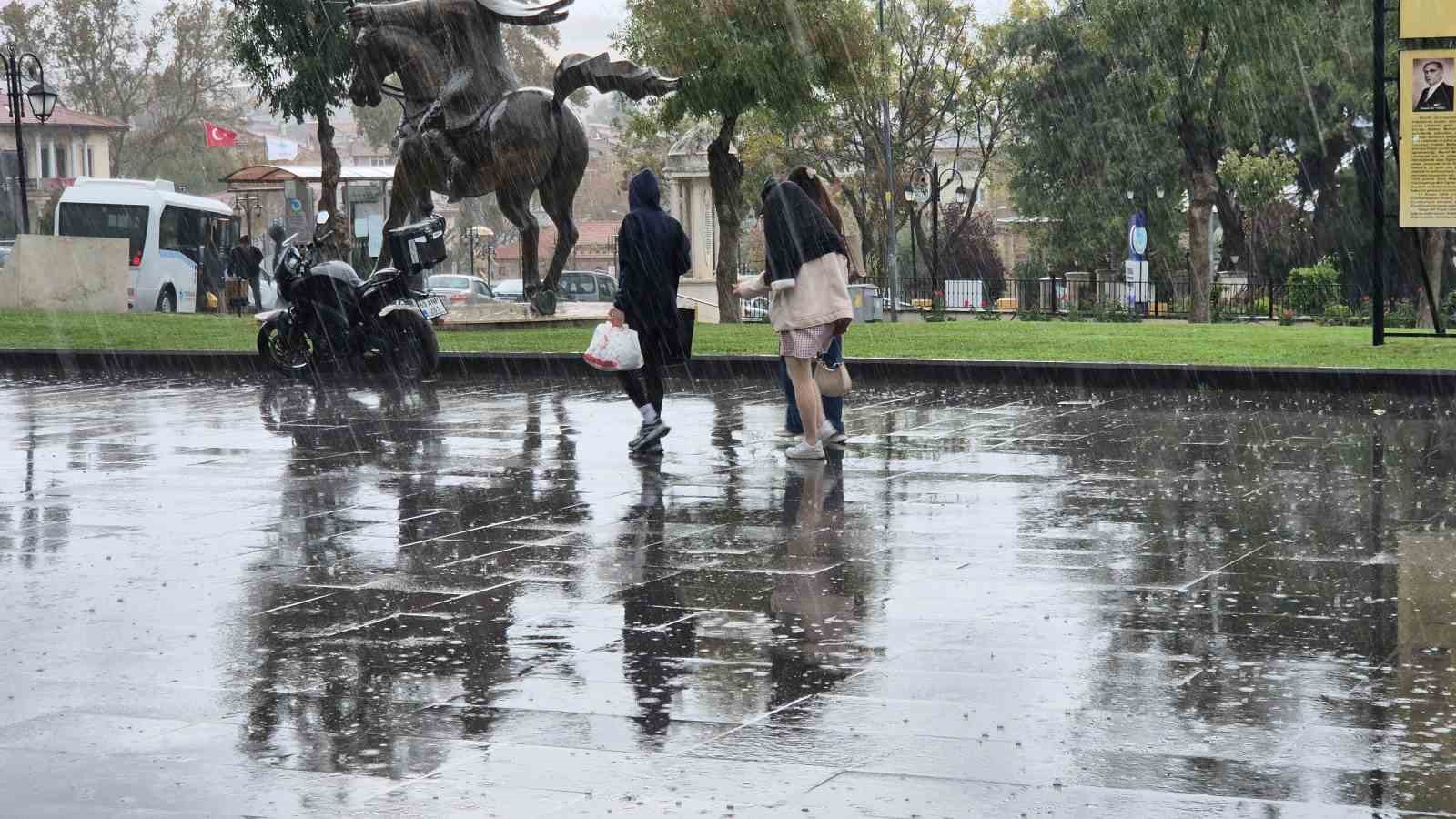 tekirdagda saganak yagista vatandaslar kacacak yer aradi 2 CusIhKHR