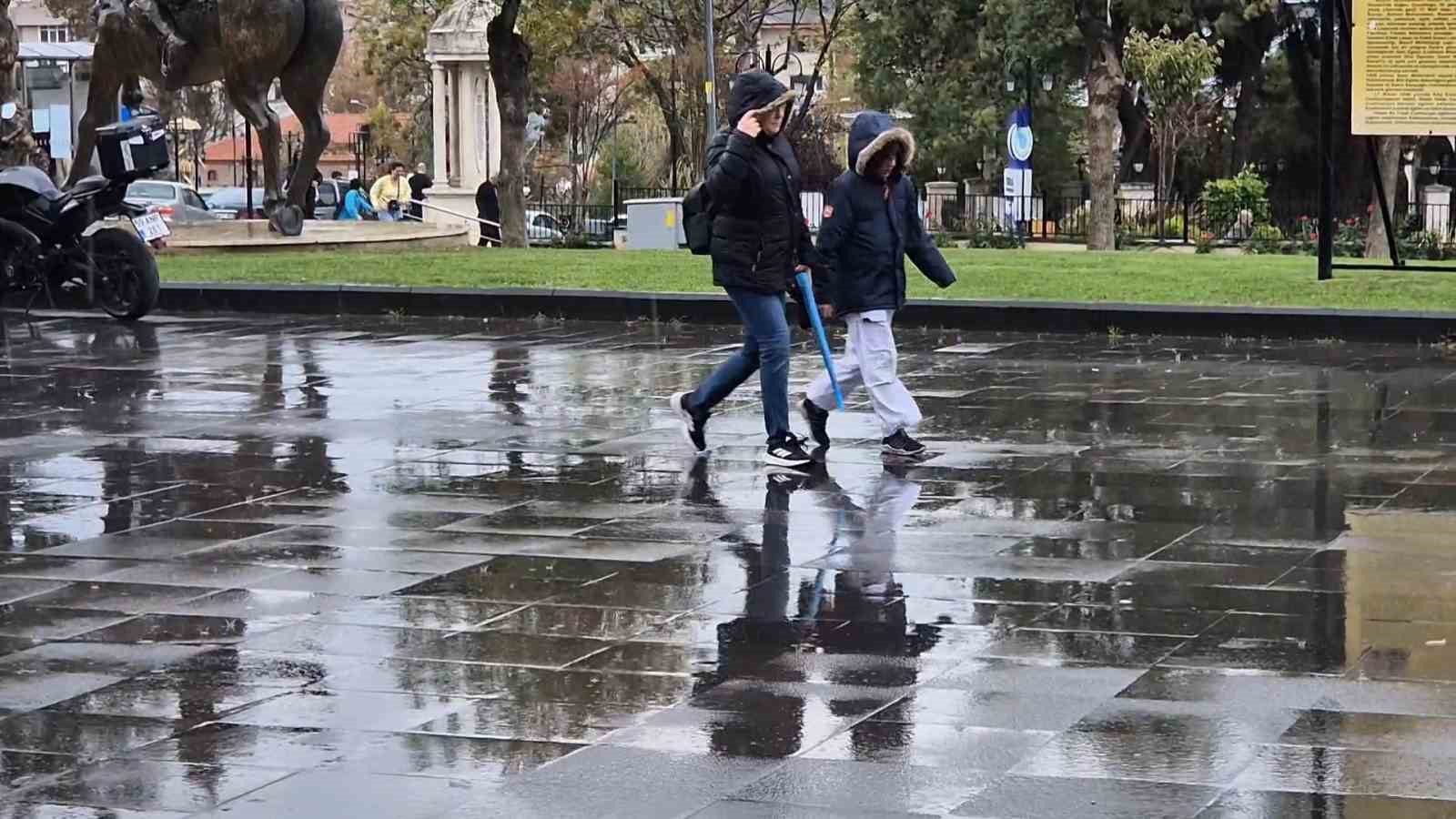 tekirdagda saganak yagista vatandaslar kacacak yer aradi 6 PlDk2gqp