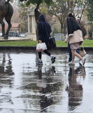 tekirdagda-saganak-yagista-vatandaslar-kacacak-yer-aradi-rZh7qjMd.jpg