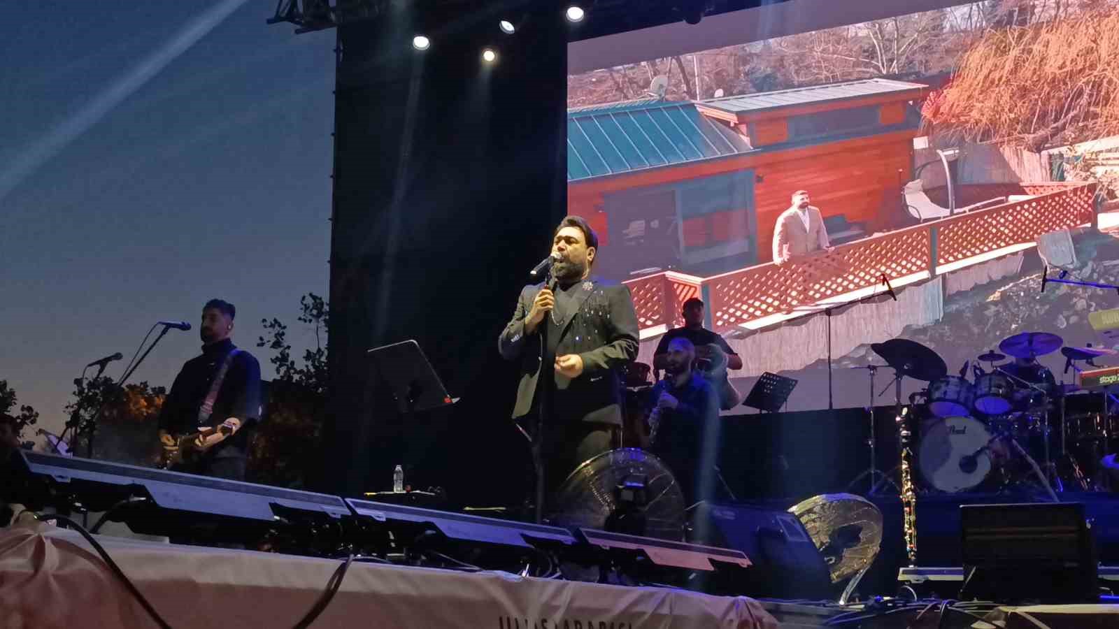 tekirdagda sakiler ve demet akalin konseri 4 Dg7AhRqs