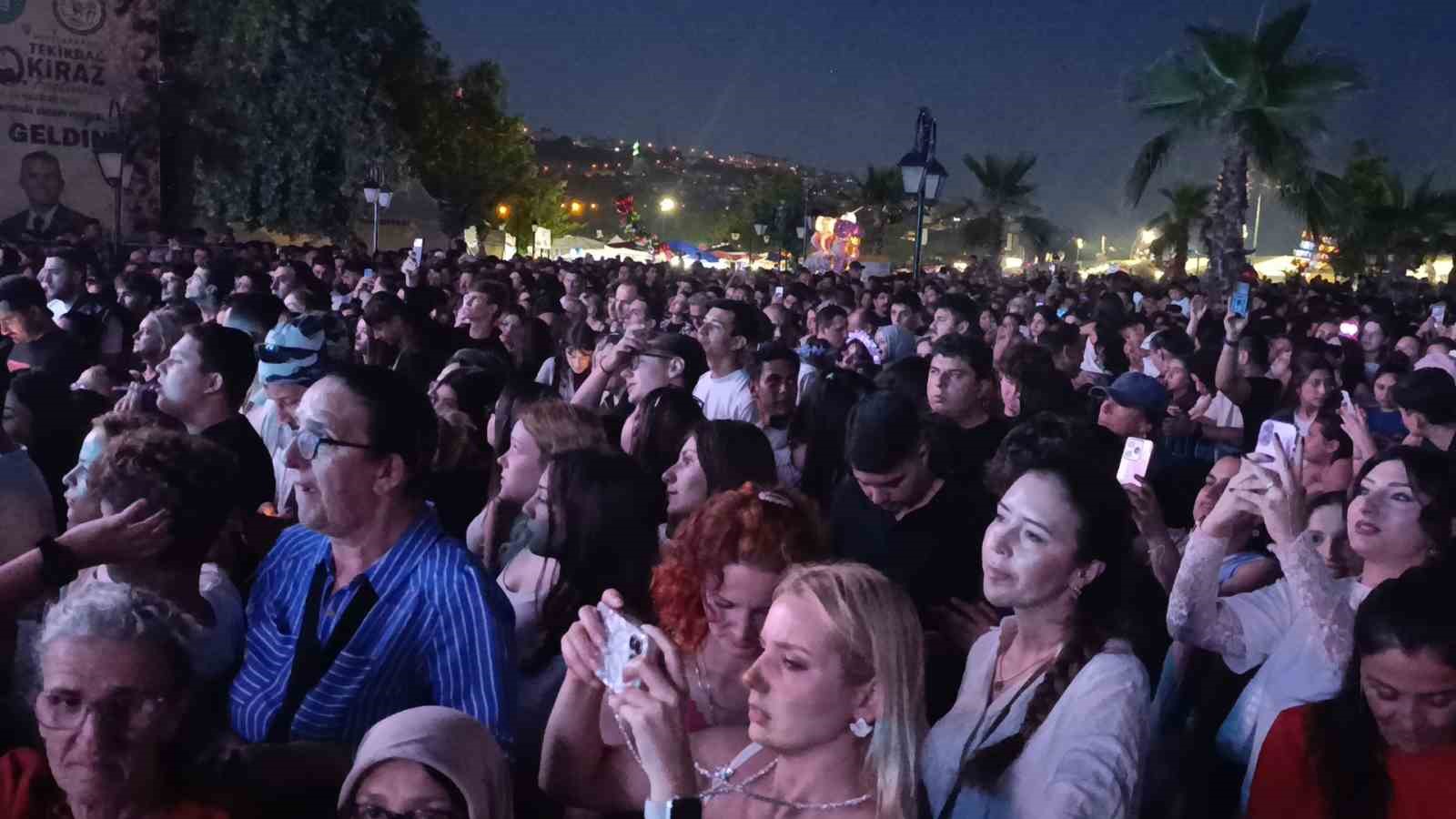 tekirdagda sakiler ve demet akalin konseri 7 MvnvKUNB