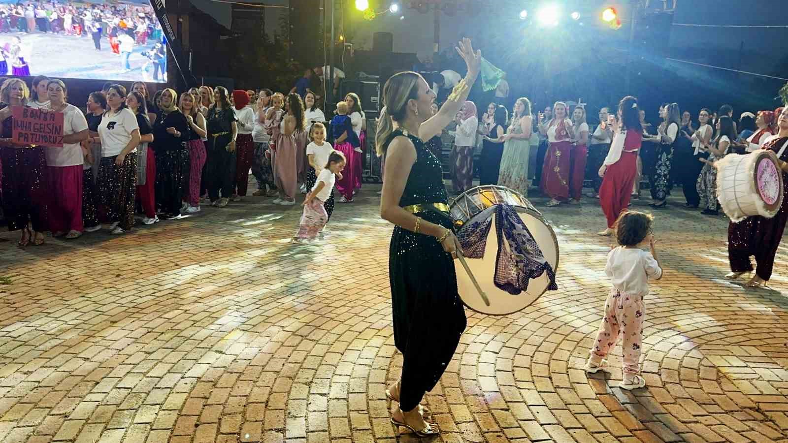 Tekirdağ’da Şalvar Gecesi renkli görüntülere sahne oldu 5 tekirdagda salvar gecesi renkli goruntulere sahne oldu 1 yO9AZ2qn