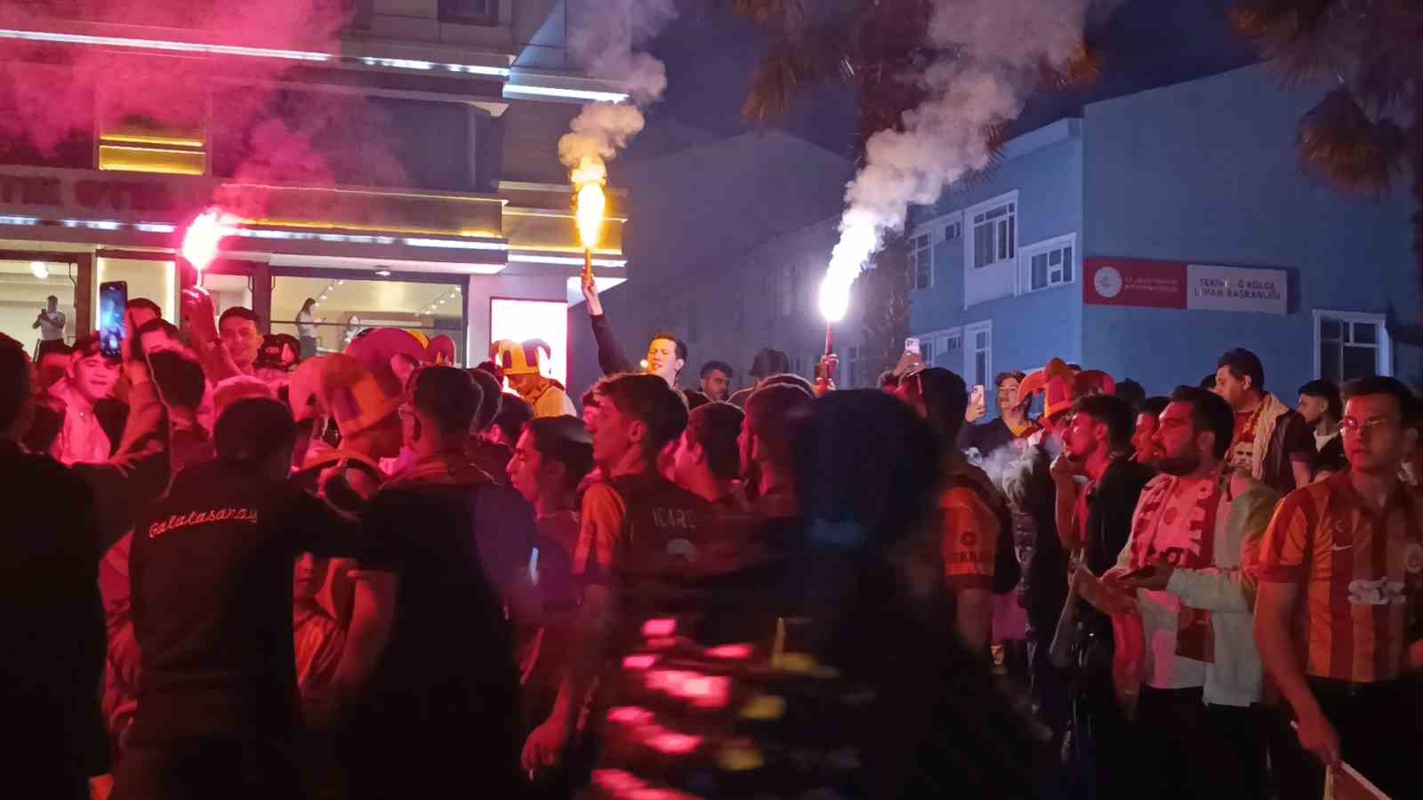 tekirdagda sari kirmizili sampiyonluk coskusu gece yarilarina kadar surdu 1 SOm2M7hd