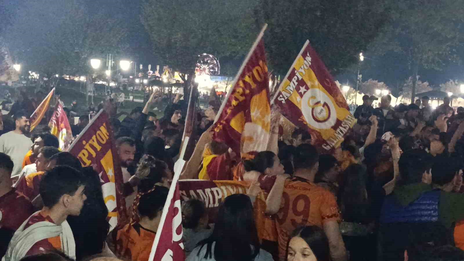 tekirdagda sari kirmizili sampiyonluk coskusu gece yarilarina kadar surdu 10 sLDZAV88