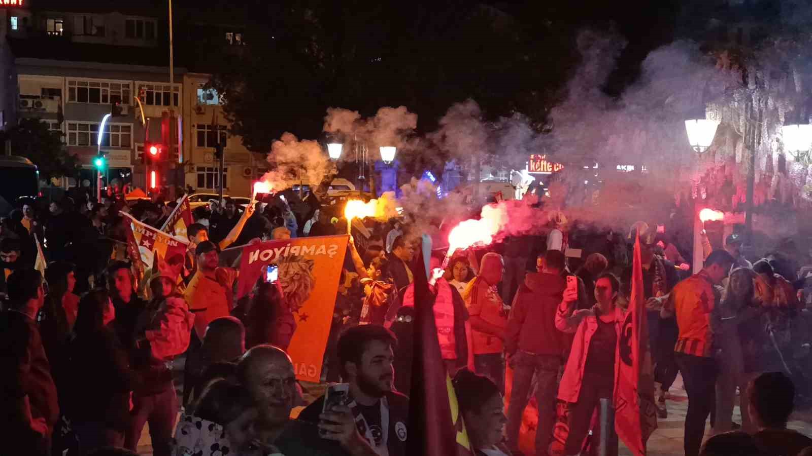 tekirdagda sari kirmizili sampiyonluk coskusu gece yarilarina kadar surdu 11 54J6FOg5