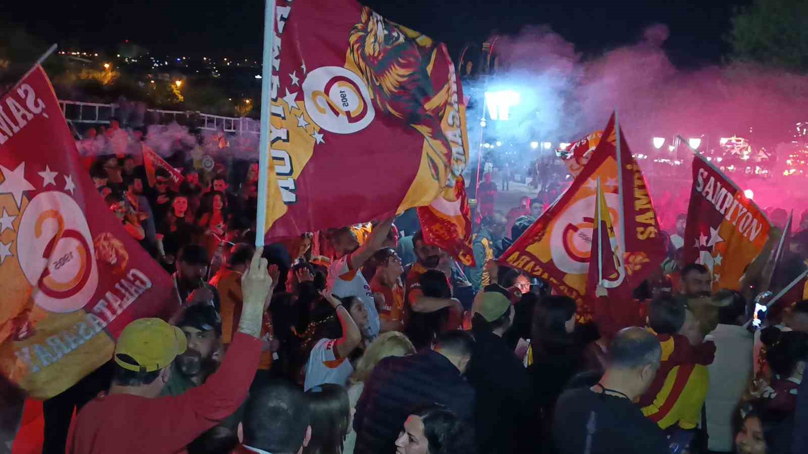 tekirdagda sari kirmizili sampiyonluk coskusu gece yarilarina kadar surdu 12 q7vXiwOl