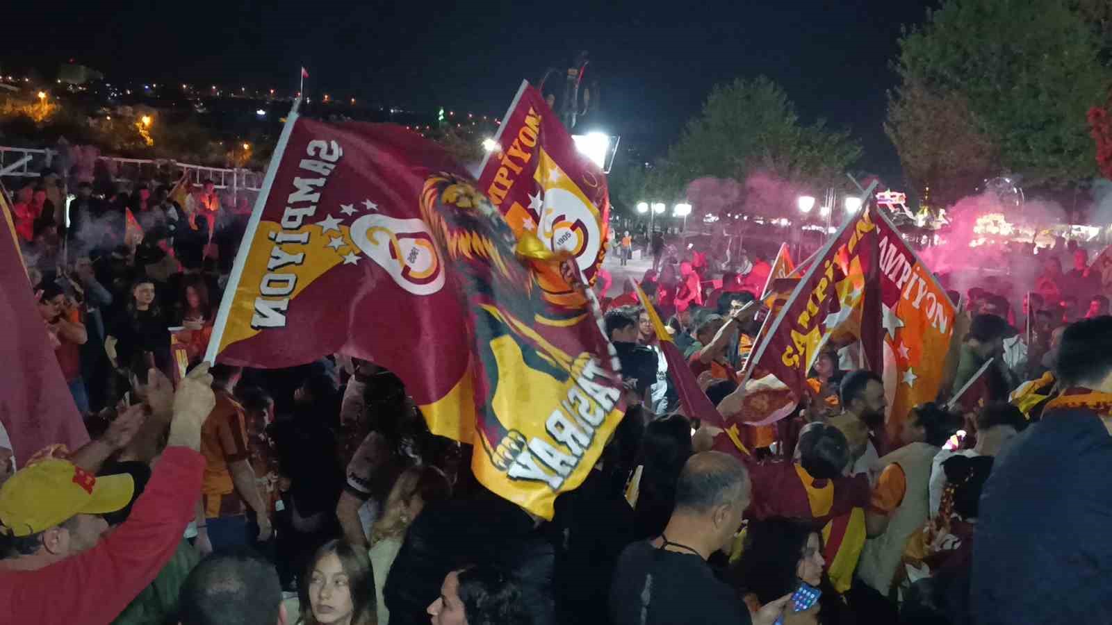 tekirdagda sari kirmizili sampiyonluk coskusu gece yarilarina kadar surdu 13 2i5Gmatu