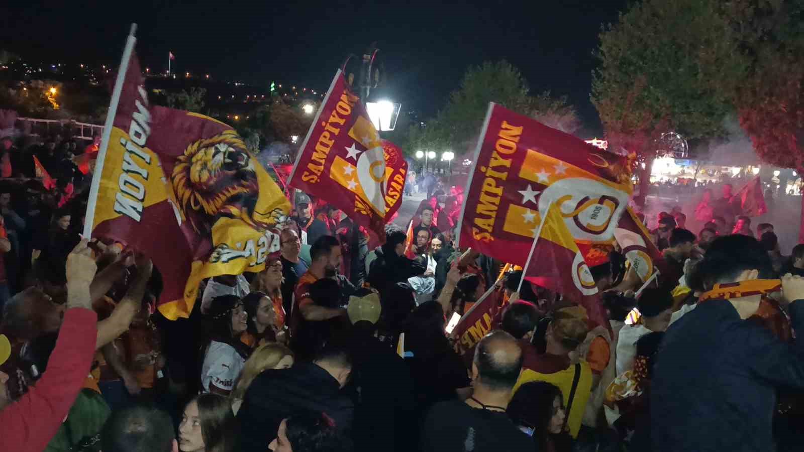tekirdagda sari kirmizili sampiyonluk coskusu gece yarilarina kadar surdu 14 2DlnphJD