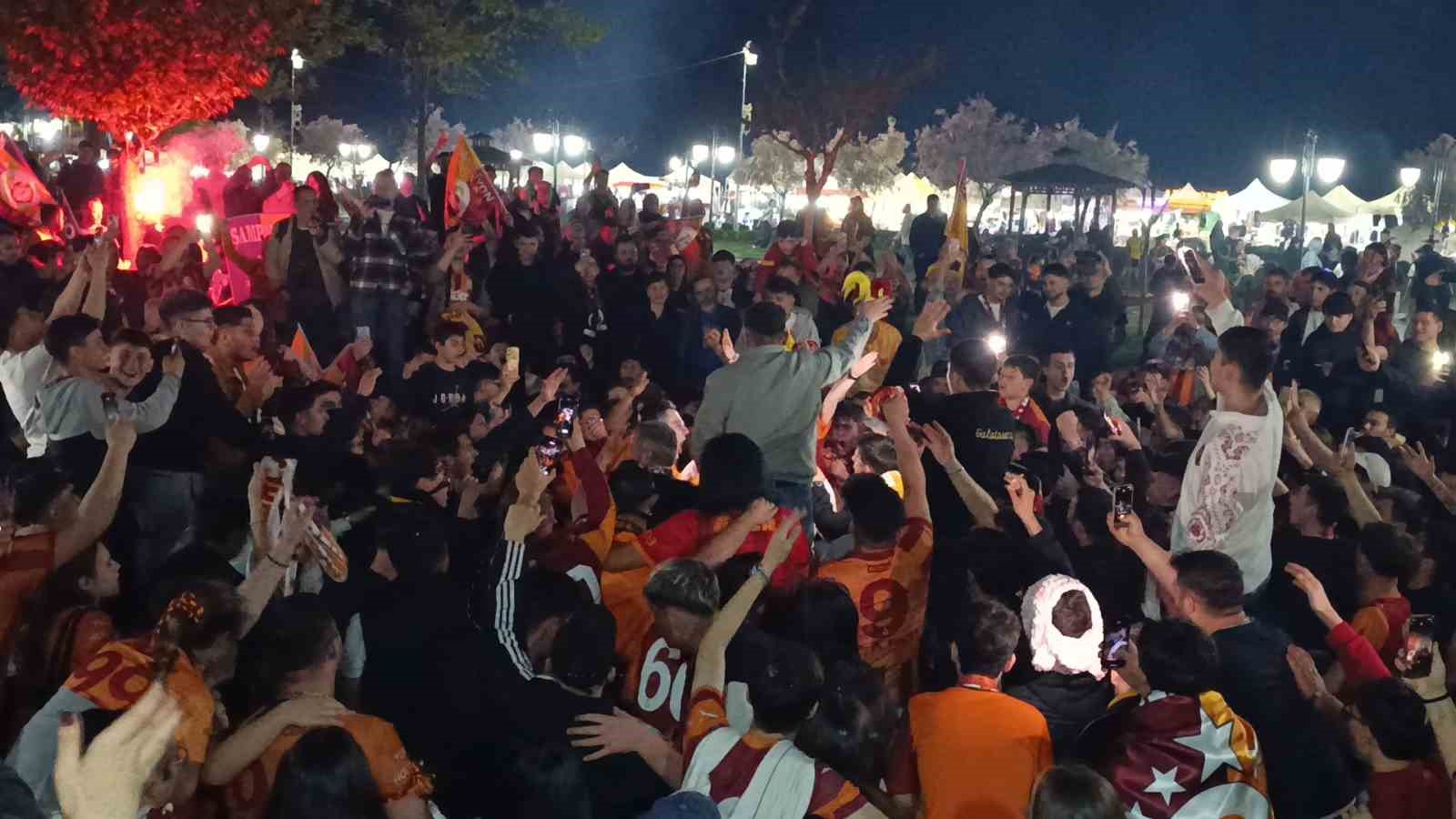tekirdagda sari kirmizili sampiyonluk coskusu gece yarilarina kadar surdu 15 ZPShypSy