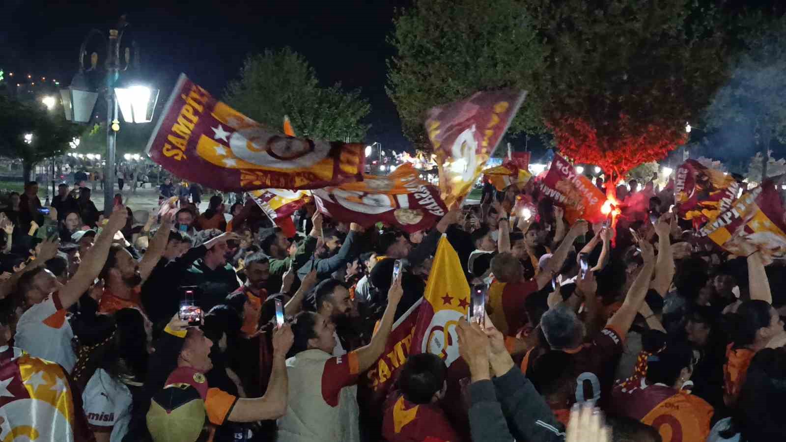 tekirdagda sari kirmizili sampiyonluk coskusu gece yarilarina kadar surdu 16 X5dtul9d