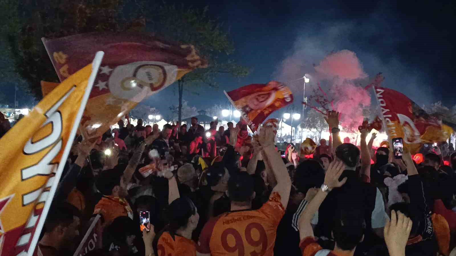 tekirdagda sari kirmizili sampiyonluk coskusu gece yarilarina kadar surdu 17 HI1JbXBm