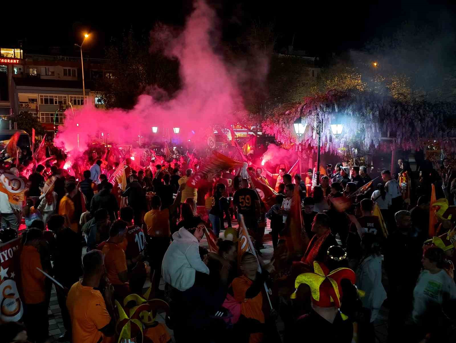 tekirdagda sari kirmizili sampiyonluk coskusu gece yarilarina kadar surdu 18 Qh1fq3Of