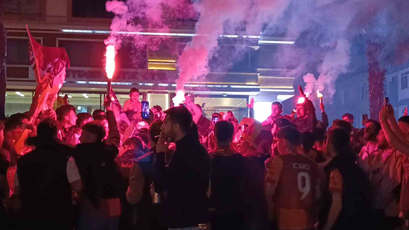 tekirdagda sari kirmizili sampiyonluk coskusu gece yarilarina kadar surdu 2 rpL8TZc3