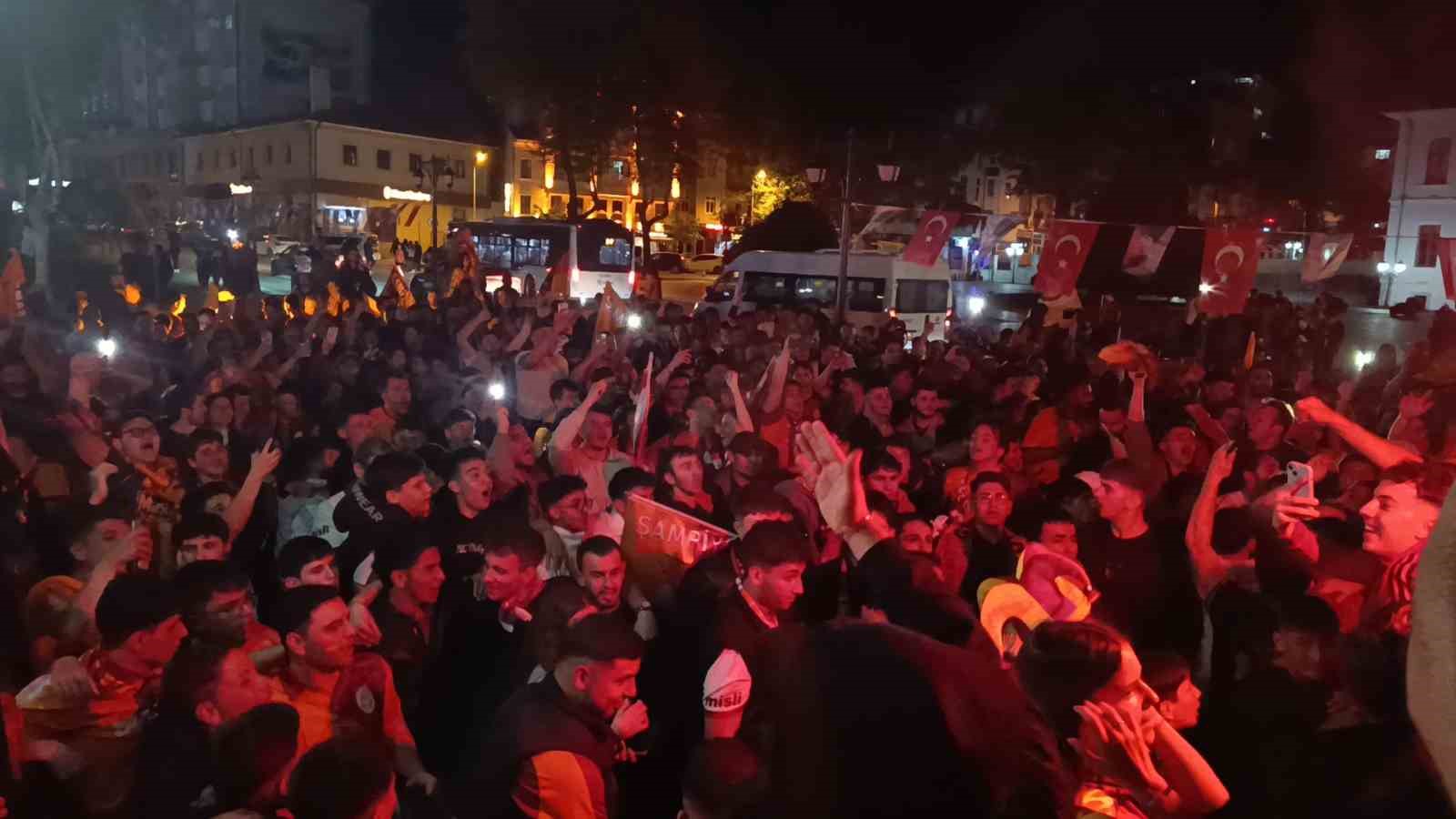 tekirdagda sari kirmizili sampiyonluk coskusu gece yarilarina kadar surdu 20 nR2vNzcf