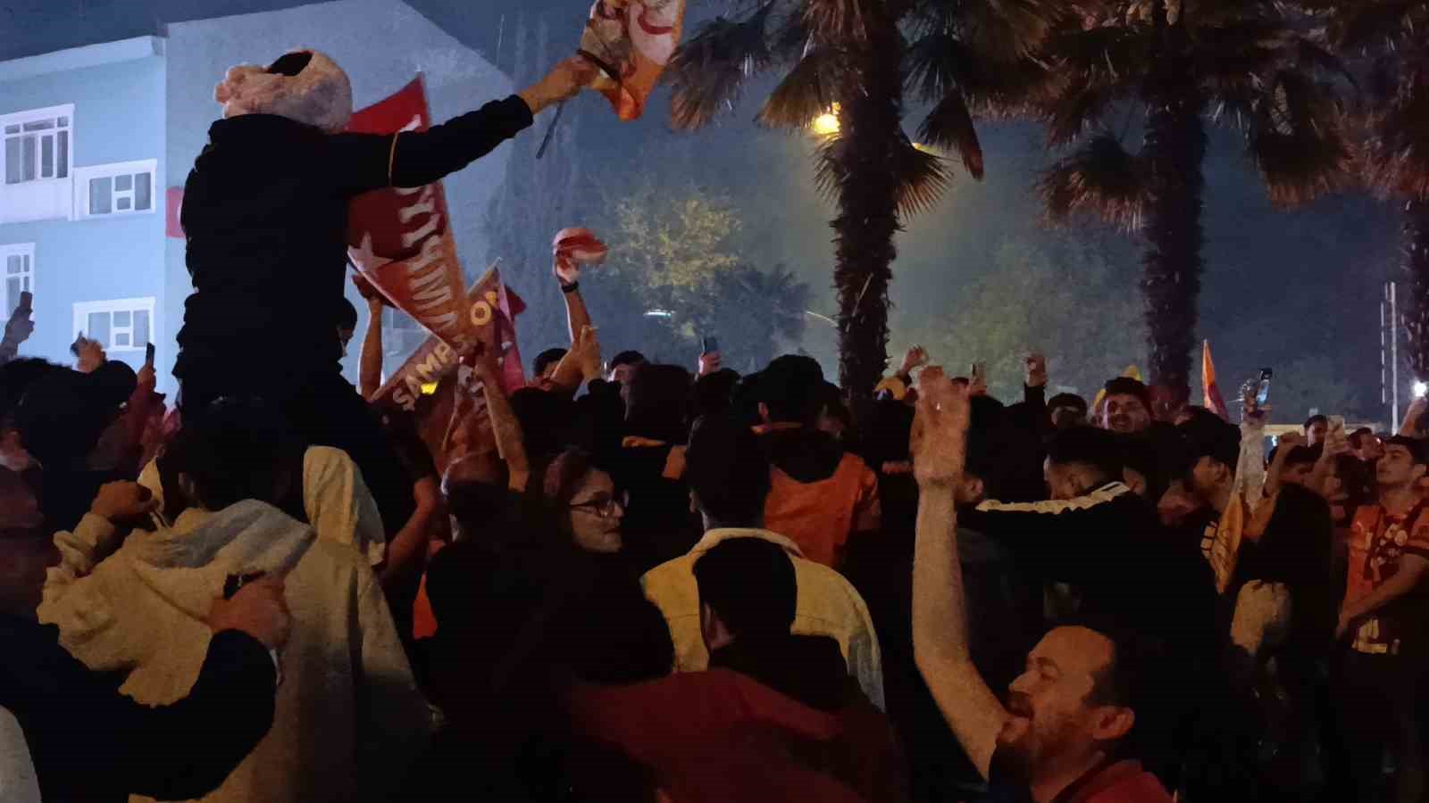 tekirdagda sari kirmizili sampiyonluk coskusu gece yarilarina kadar surdu 3