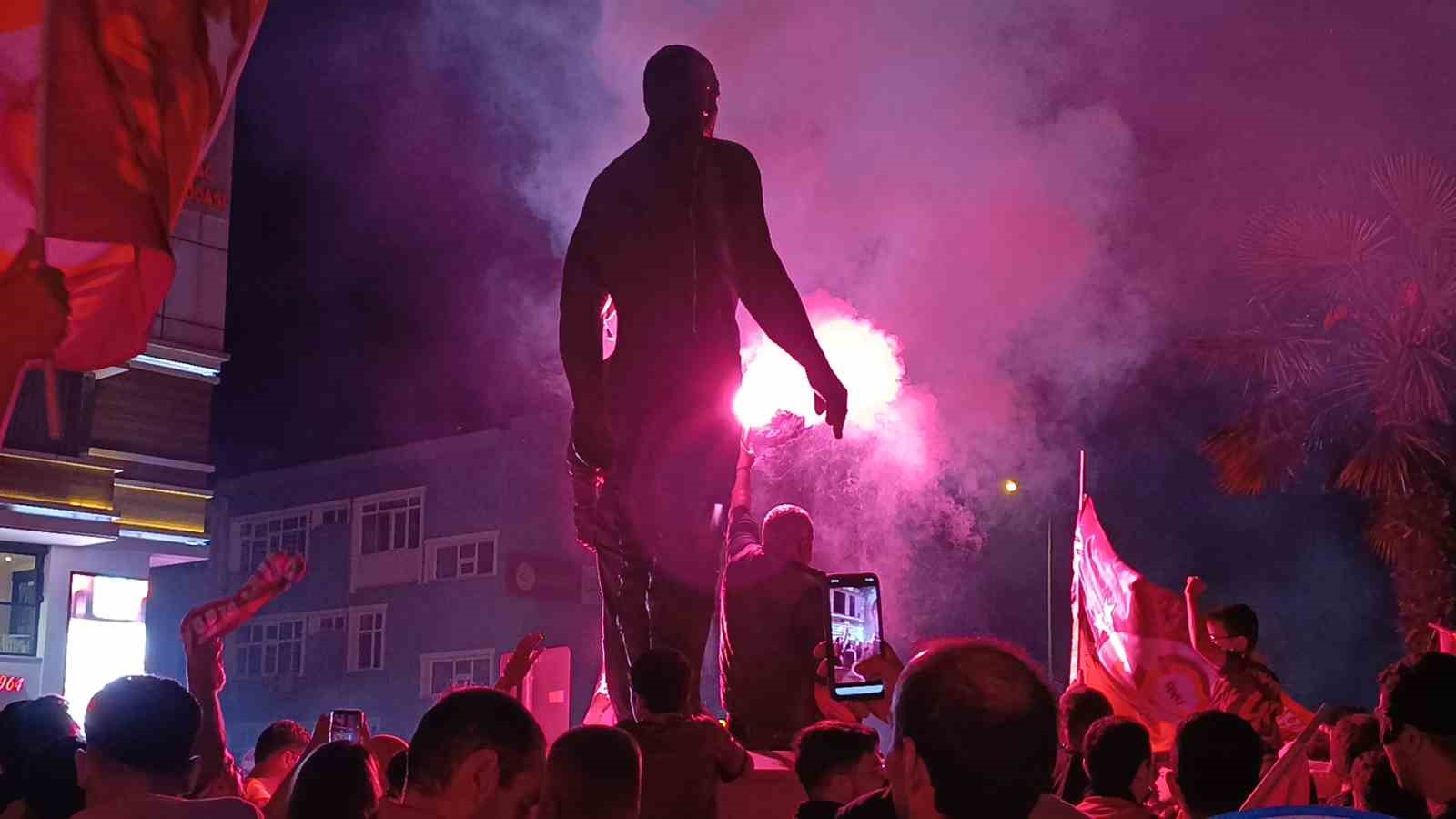 tekirdagda sari kirmizili sampiyonluk coskusu gece yarilarina kadar surdu 5 fY9gINn7