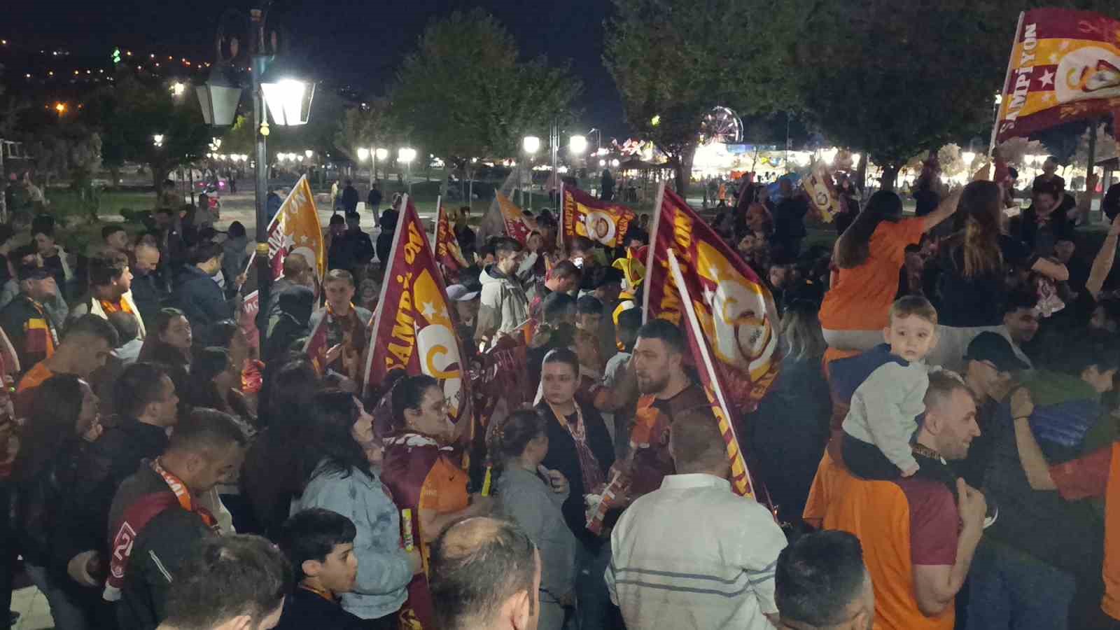 tekirdagda sari kirmizili sampiyonluk coskusu gece yarilarina kadar surdu 7 wVfuhy68