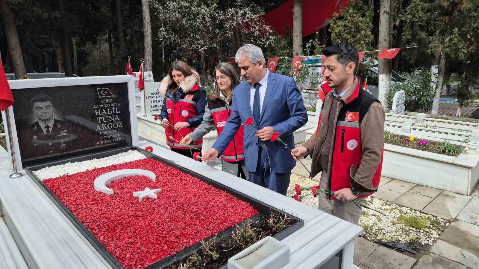 tekirdagda sehit mezarlarina karanfil birakildi 0 iSKFqEui