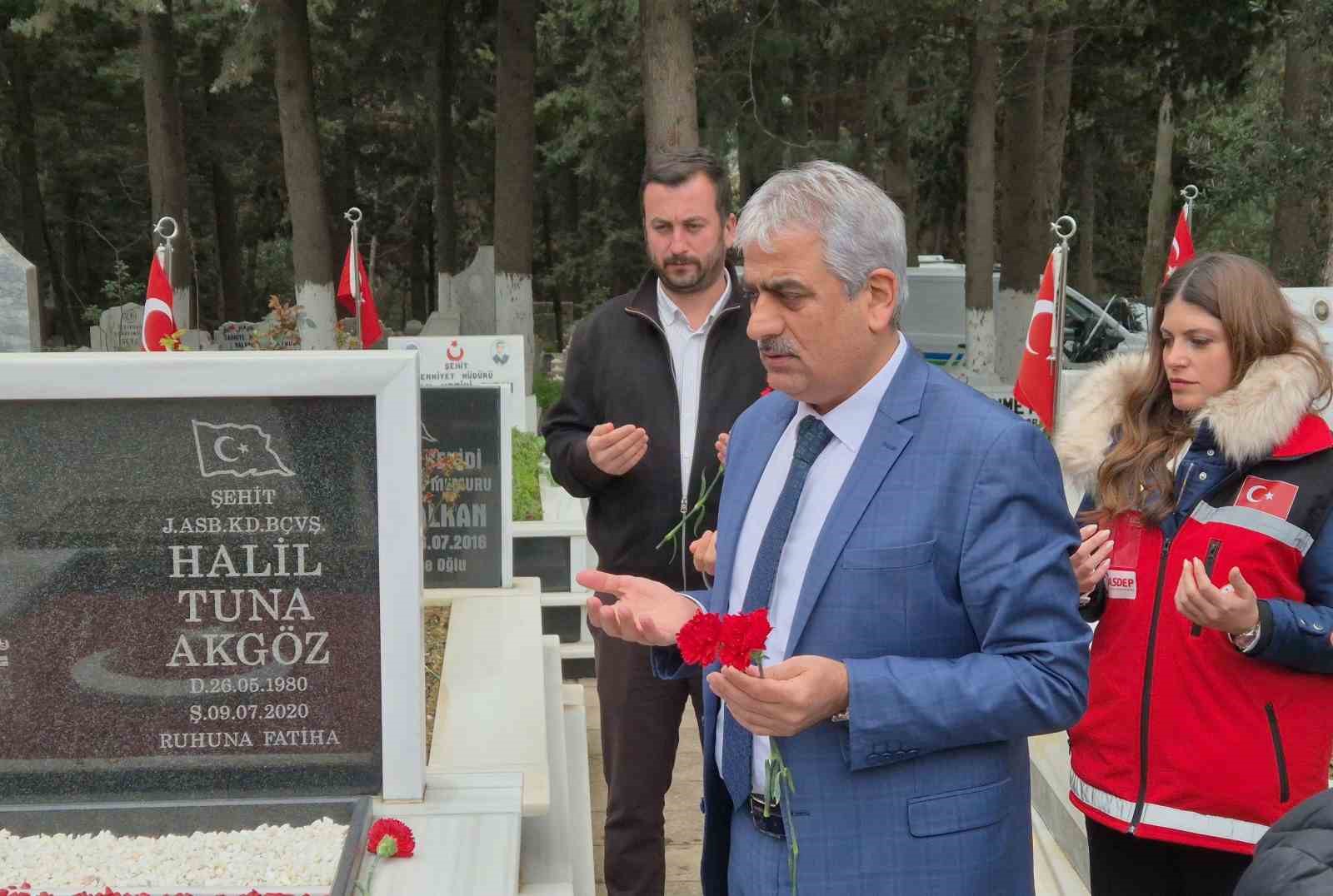 tekirdagda sehit mezarlarina karanfil birakildi 2 h8NpHTpf