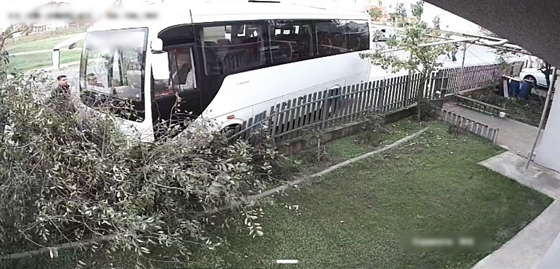 Tekirdağ’da servis minibüsü ağaca çarptı: 1 yaralı 4 tekirdagda servis minibusu agaca carpti 1 yarali 0