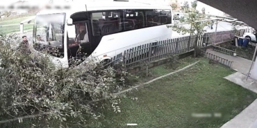 tekirdagda-servis-minibusu-agaca-carpti-1-yarali-c5RqVNA6.jpg