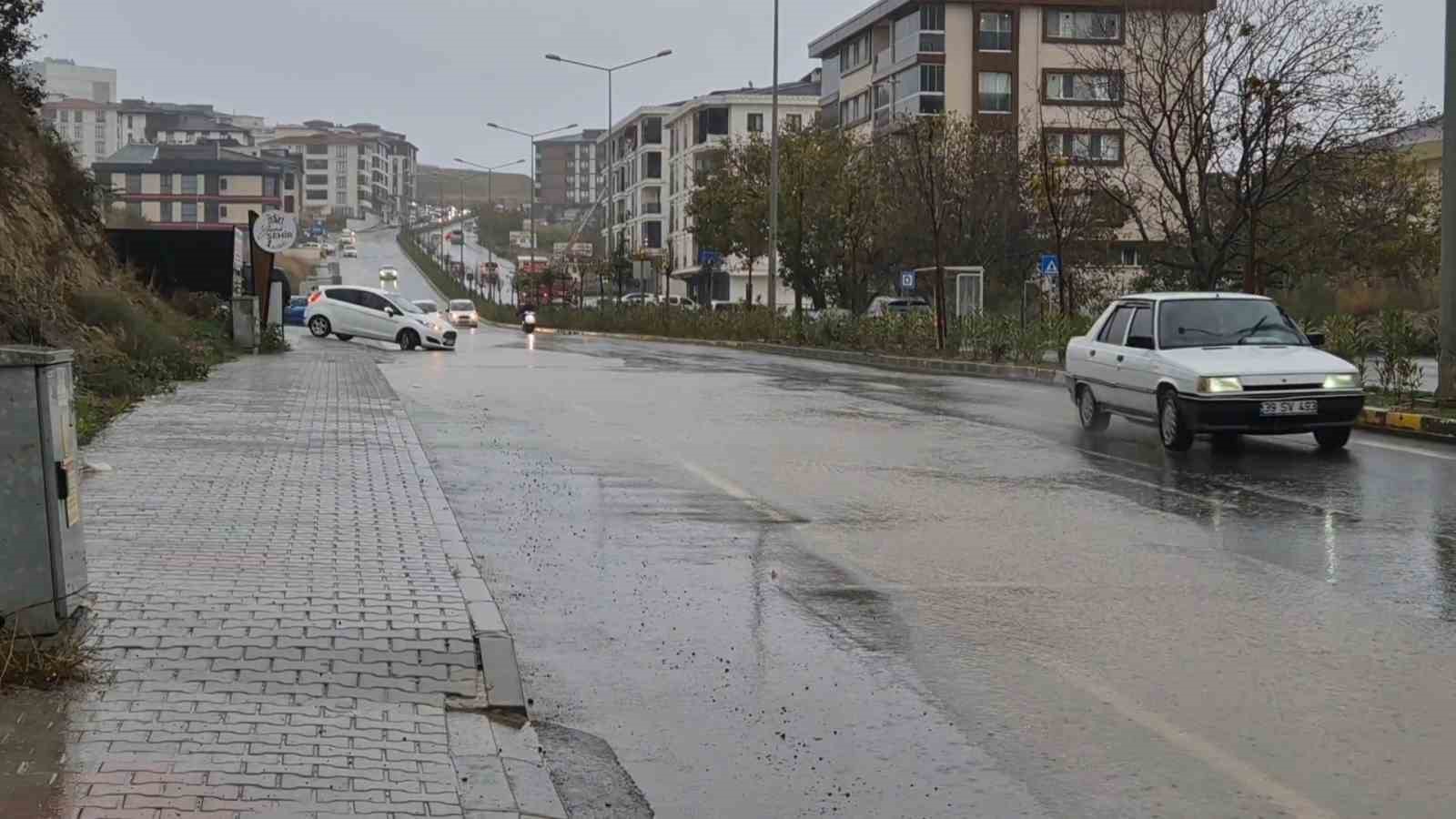 tekirdagda siddetli saganak yollari dereye cevirdi 1 rkOb645b