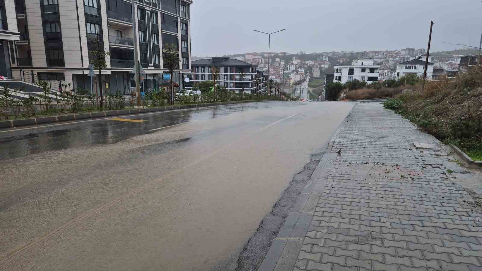 tekirdagda siddetli saganak yollari dereye cevirdi 2 RYue27yf