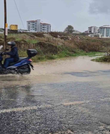 tekirdagda-siddetli-saganak-yollari-dereye-cevirdi-f98qDLag.jpg