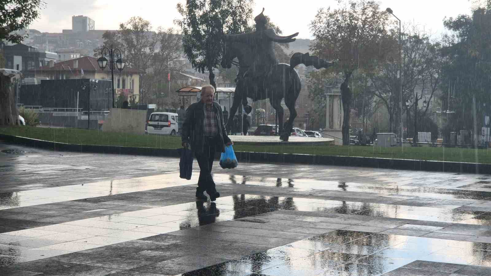 tekirdagda siddetli yagis etkili oldu vatandaslar siginacak yer aradi 0 Z6VGaZ2B