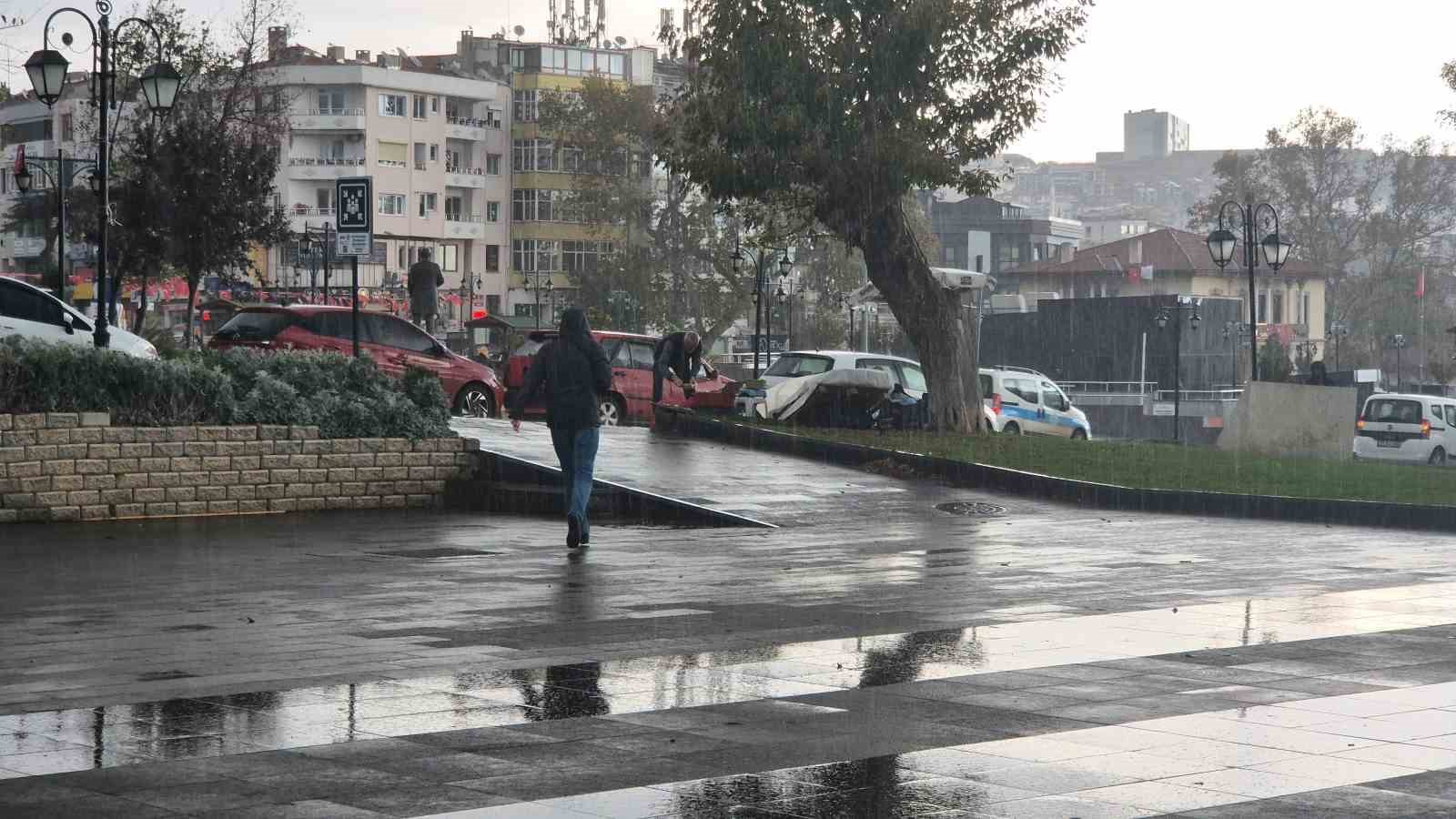 tekirdagda siddetli yagis etkili oldu vatandaslar siginacak yer aradi 3 G5eFLVTI