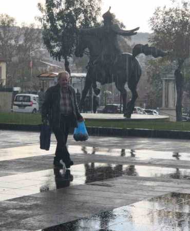 tekirdagda-siddetli-yagis-etkili-oldu-vatandaslar-siginacak-yer-aradi-Hkk4Btf5.jpg