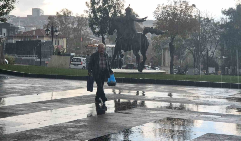 tekirdagda-siddetli-yagis-etkili-oldu-vatandaslar-siginacak-yer-aradi-Hkk4Btf5.jpg