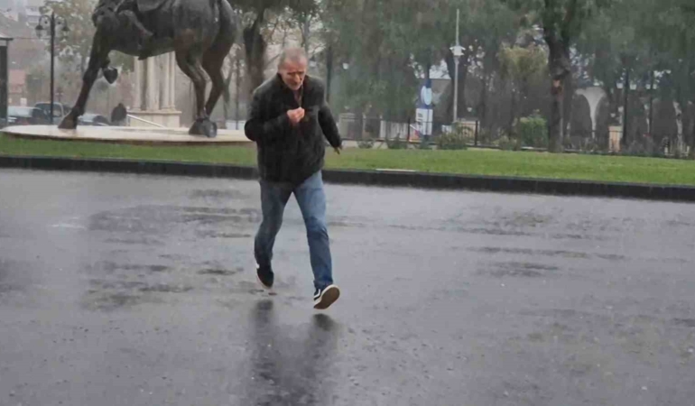 tekirdagda-siddetli-yagis-sokaklari-gole-cevirdi-cn53Eymj.jpg