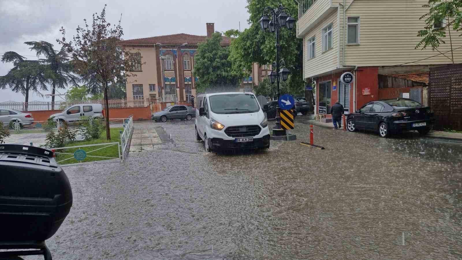 tekirdagda siddetli yagis yollari dereye cevirdi 0 af9I2VbF