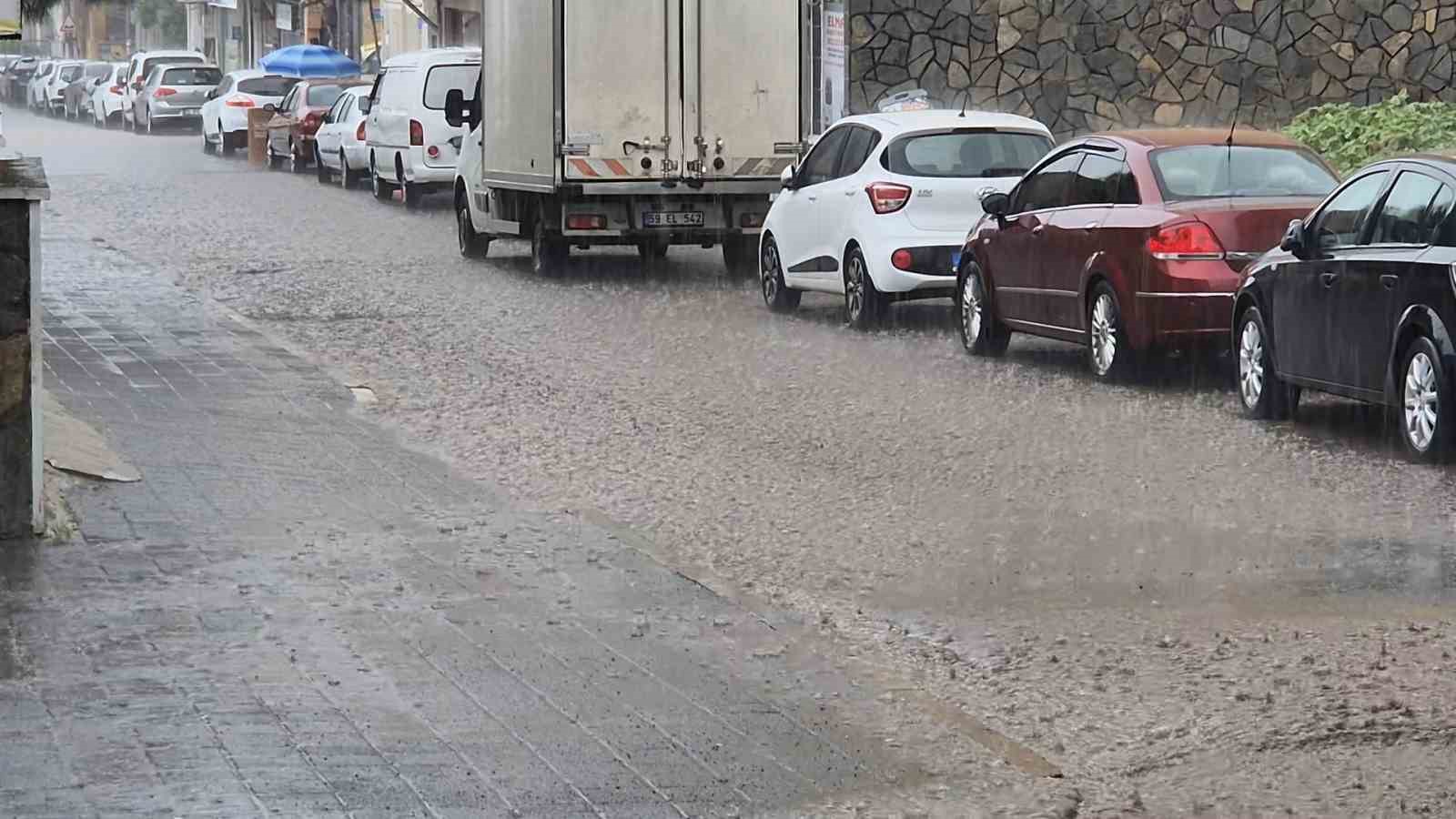 tekirdagda siddetli yagis yollari dereye cevirdi 1