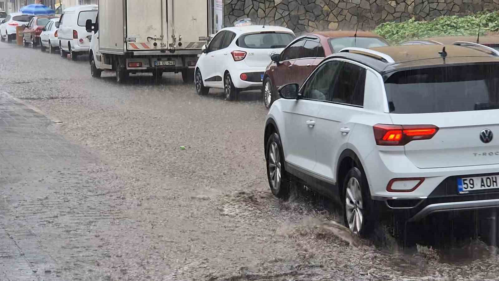 tekirdagda siddetli yagis yollari dereye cevirdi 2 vtbWyUtG