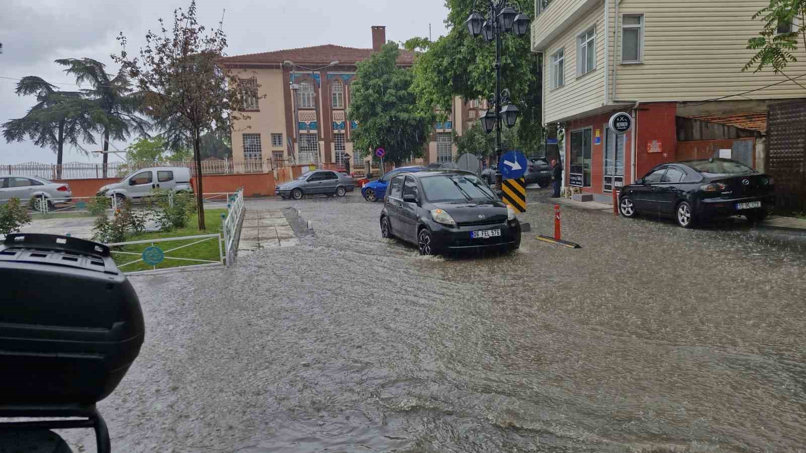 tekirdagda siddetli yagis yollari dereye cevirdi 3 KSOaTEFh