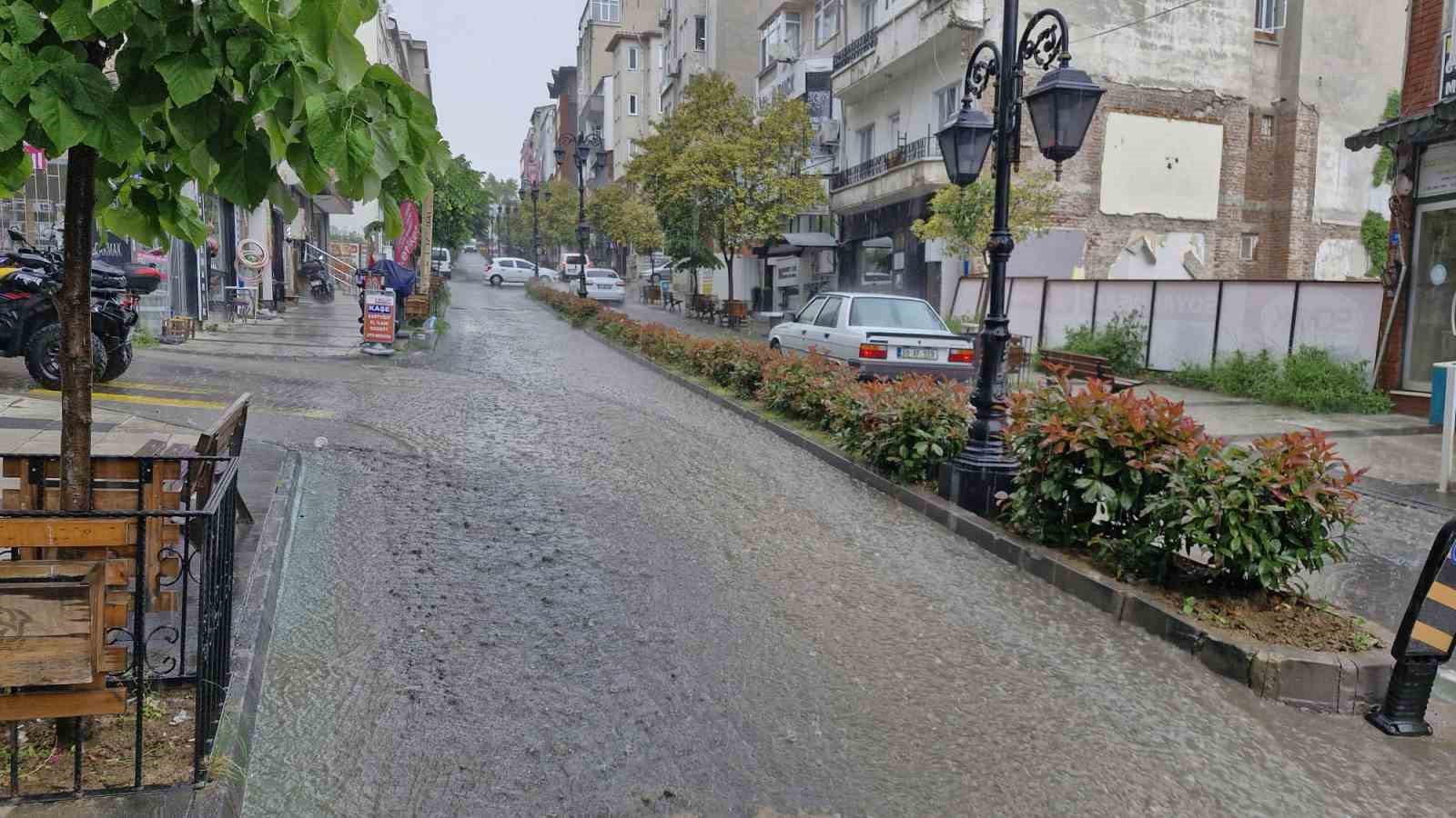 tekirdagda siddetli yagis yollari dereye cevirdi 5 PBsPzELu