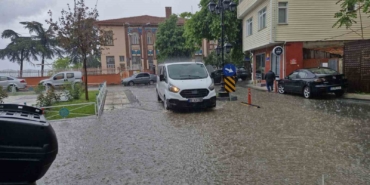 tekirdagda-siddetli-yagis-yollari-dereye-cevirdi-m2ZVVNsJ.jpg