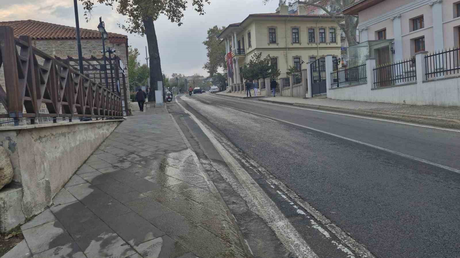Tekirdağ’da su patlağı milli serveti caddeye akıttı: Tonlarca içme suyu heba oldu 5 tekirdagda su patlagi milli serveti caddeye akitti tonlarca icme suyu heba oldu 1 cd2ZOHRF