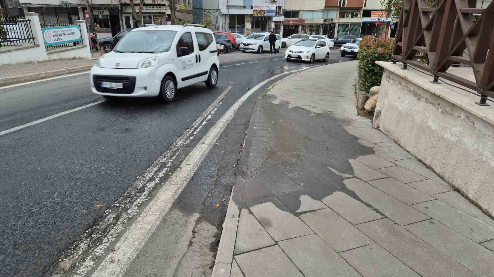 Tekirdağ’da su patlağı milli serveti caddeye akıttı: Tonlarca içme suyu heba oldu 9 tekirdagda su patlagi milli serveti caddeye akitti tonlarca icme suyu heba oldu 5