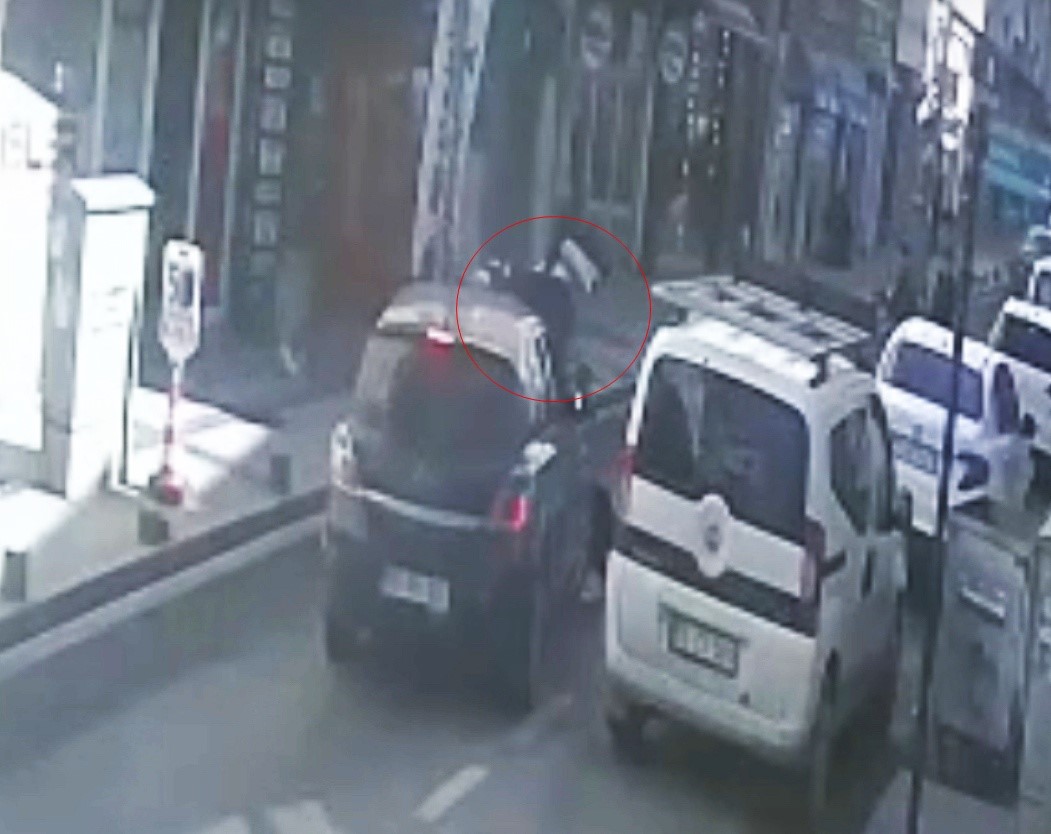 tekirdagda ters yonden caddeye giren otomobille motosikletin carpistigi anlar kamerada 0