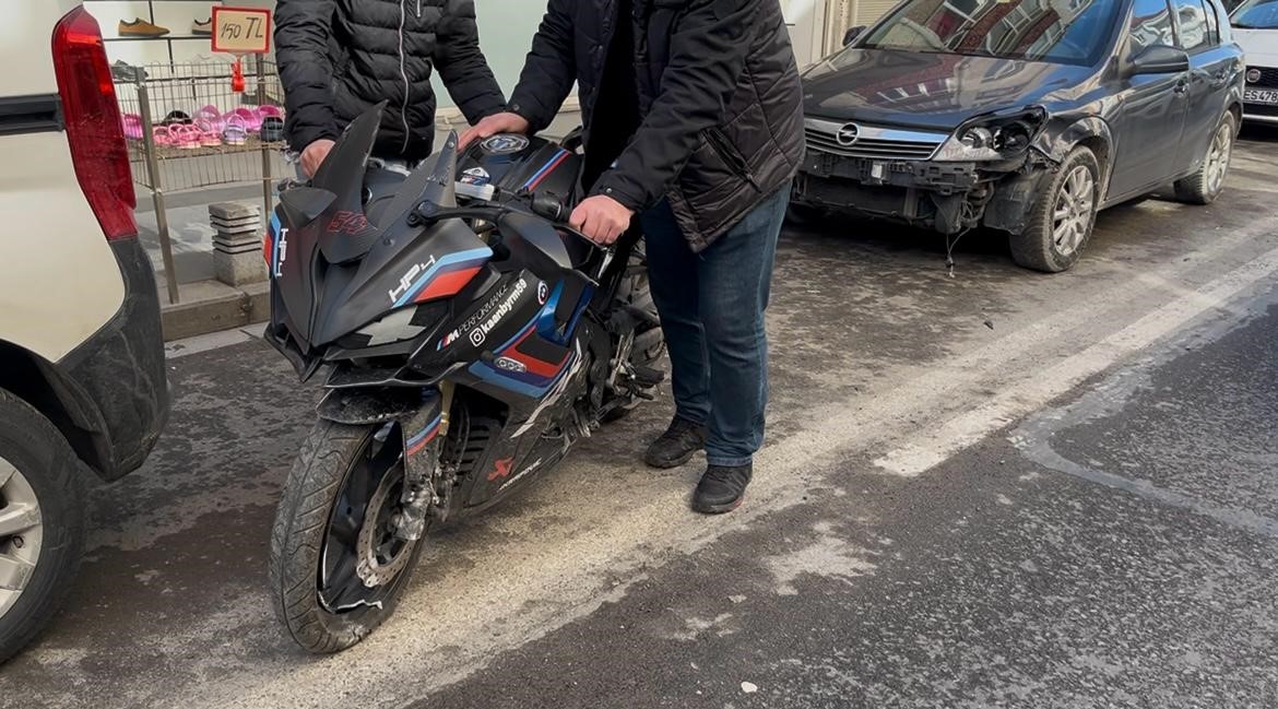 tekirdagda ters yonden caddeye giren otomobille motosikletin carpistigi anlar kamerada 1 2Wcl6CLP