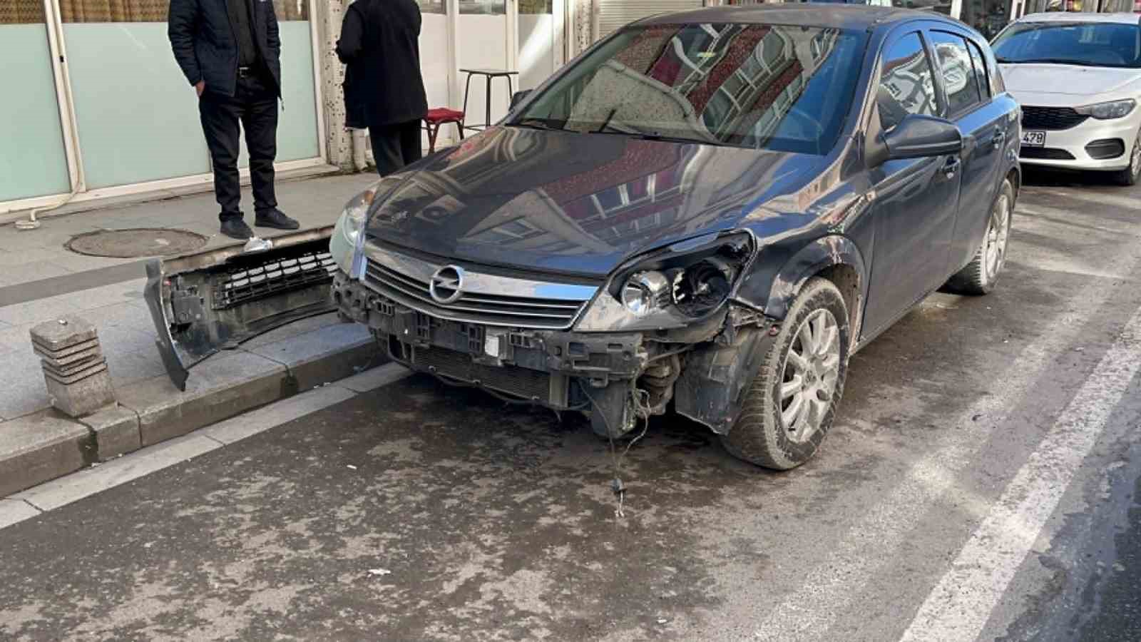 tekirdagda ters yonden caddeye giren otomobille motosikletin carpistigi anlar kamerada 2 3PzGuYbb