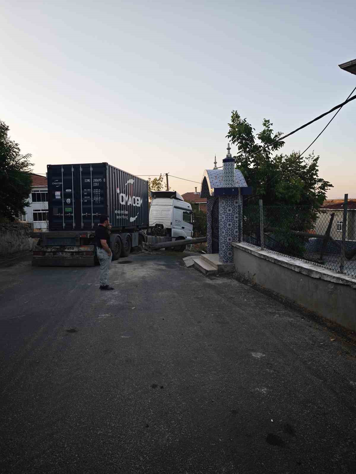 Tekirdağ’da tırın çarptığı elektrik direği cami avlusuna devrildi: O anlar kameraya yansıdı 4 tekirdagda tirin carptigi elektrik diregi cami avlusuna devrildi o anlar kameraya yansidi 0 qeiWCHML
