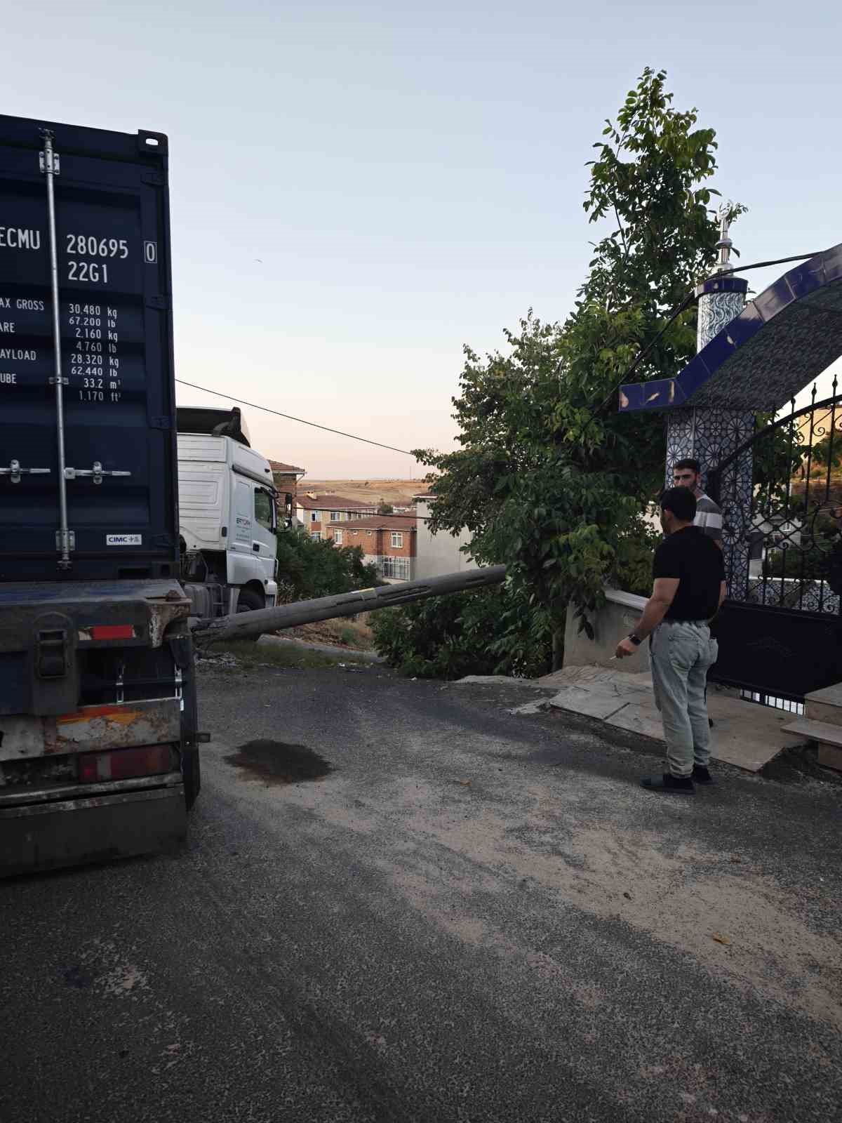 Tekirdağ’da tırın çarptığı elektrik direği cami avlusuna devrildi: O anlar kameraya yansıdı 5 tekirdagda tirin carptigi elektrik diregi cami avlusuna devrildi o anlar kameraya yansidi 1 sa9FgHV2