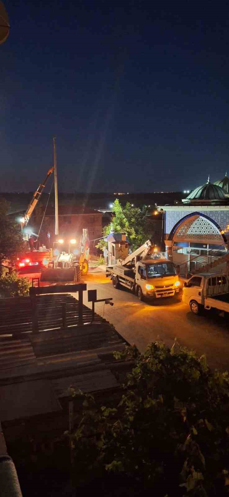 Tekirdağ’da tırın çarptığı elektrik direği cami avlusuna devrildi: O anlar kameraya yansıdı 6 tekirdagda tirin carptigi elektrik diregi cami avlusuna devrildi o anlar kameraya yansidi 2 1VNLAf4B