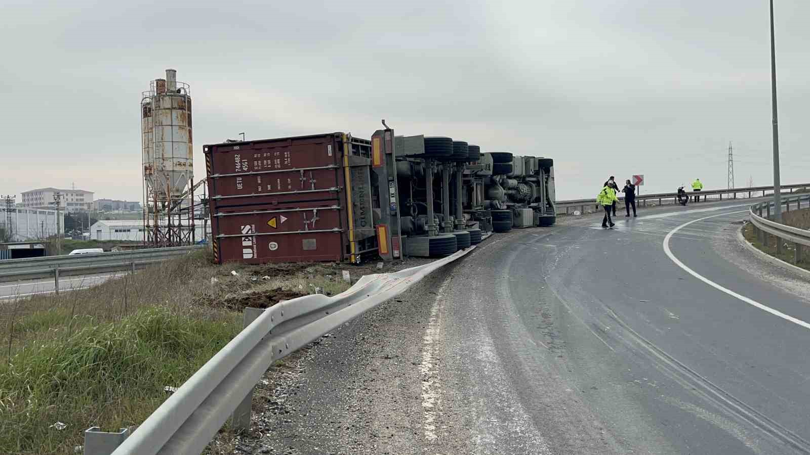 tekirdagda viraji alamayan tir devrildi 2 njJOKF9L