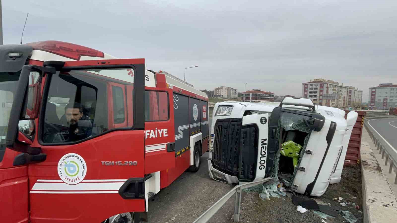 tekirdagda viraji alamayan tir devrildi 3 WMvfl8ra